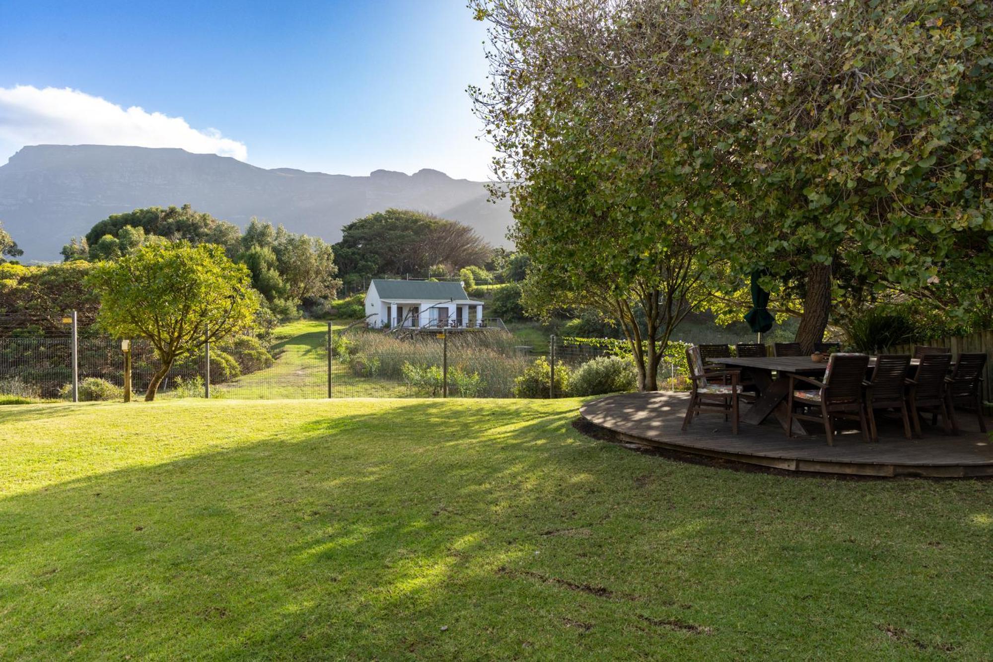 Serene, Thatched Apartment In Noordhoek, เคปทาวน์ ภายนอก รูปภาพ